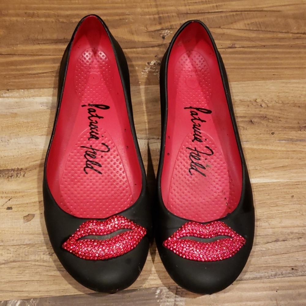 Crocs - pretty blk flats w/red embellished lips